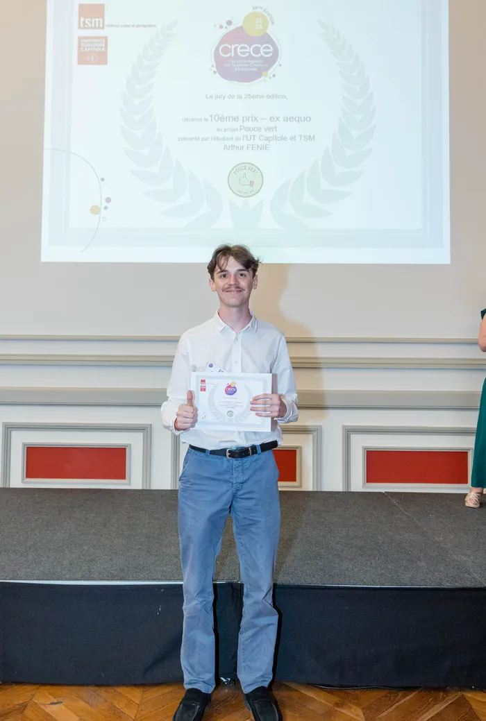 Arthur recevant le prix du concours CRECE
