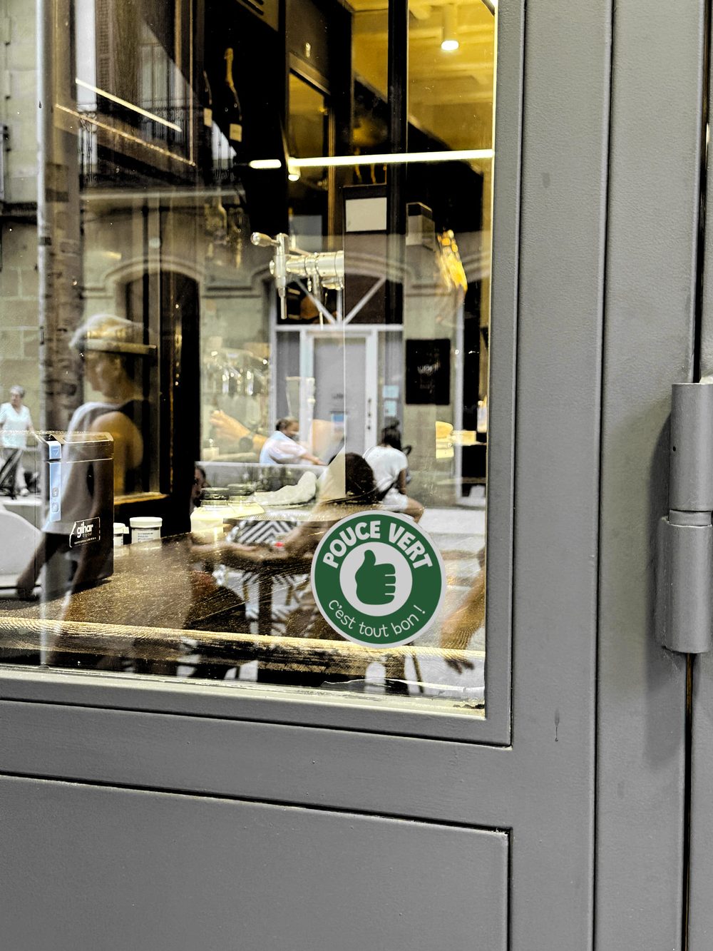 Vitrine d’un restaurant labellisé avec le sticker Pouce Vert « C’est tout bon ! »